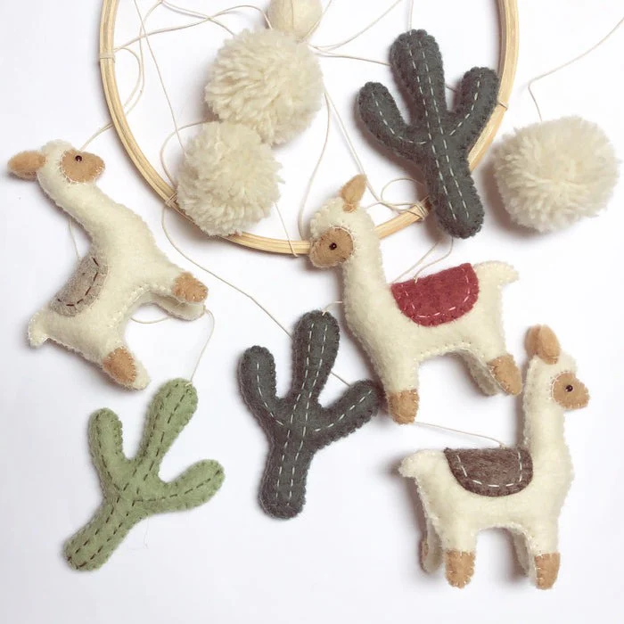 Móvil para cuna en fieltro Llama -Gamcha - Imagen 4