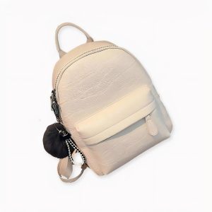 Mochila pequeña de polipiel con suave pompón