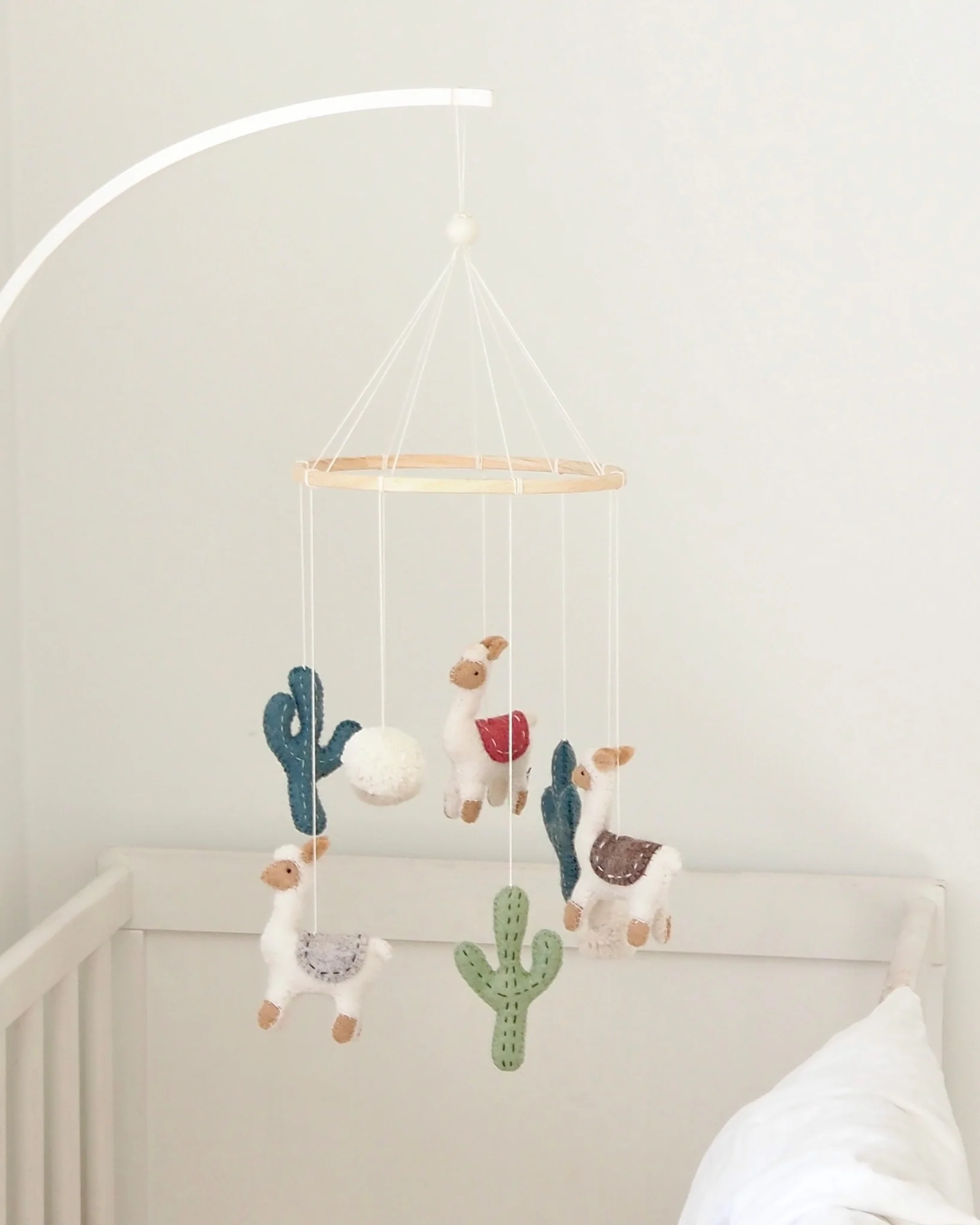 Móvil para cuna en fieltro Llama -Gamcha - Imagen 3