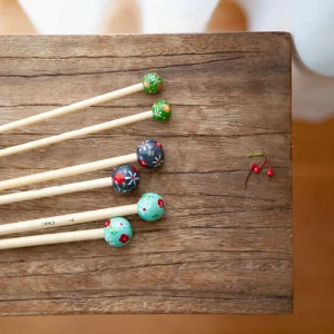 AGUJAS DE BAMBÚ PINTADAS A MANO
