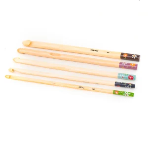 AGUJAS DE GANCHILLO PINTADAS A MANO